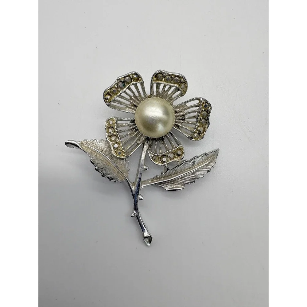 Sarah‎ Coventry Vintage Silver Tone Faux Pearl Rhinestone Flower Brooch J63